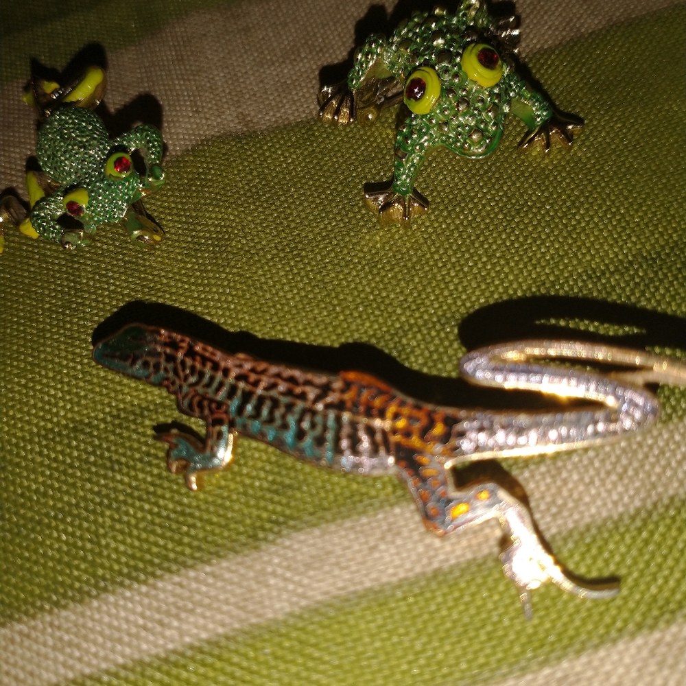 4 PIECES OF UNIQUE JEWELRY